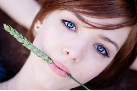 臉上起紅疙瘩怎么回事，油皮女生皮膚紅腫的護理方法