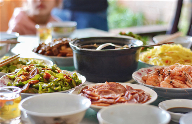 每逢過年胖三斤，那么過年吃飯怎么避免長肉？