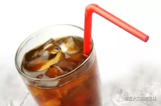 注意！近視眼患者要少喝碳酸飲料！