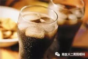 注意！近視眼患者要少喝碳酸飲料！